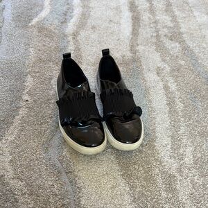 Donald/Pliner Black Patent Leather Slip-On Shoes with Ruffle, 37/5